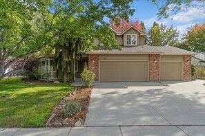 Welcome to Cobblestone! The perfect family home for your next vacation in a tree-lined & quaint neighborhood in Eagle, ID.