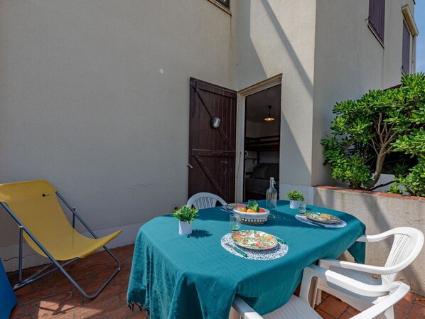 Table, Furniture, Property, Chair, Azure, Building, Tablecloth, Interior Design, Wood, Outdoor Table