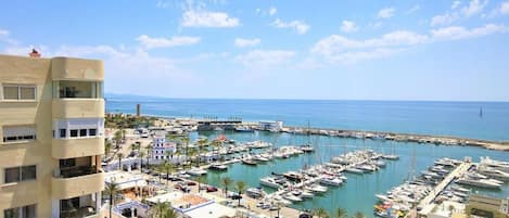 Magnificent views to the sea and the marina from this apartment