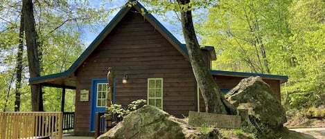 Mammoth Arch Cabin!