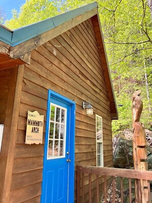 Mammoth Arch Cabin!