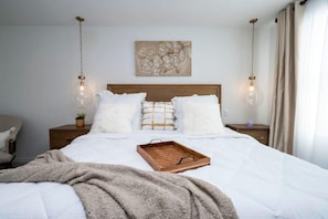 Bedroom w Queen Size Bed