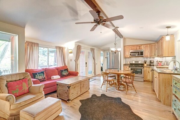 Open Floor Plan--- Bright and Inviting 