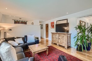 Living Room - Smart TV, Fireplace, and Beautifully Decorated