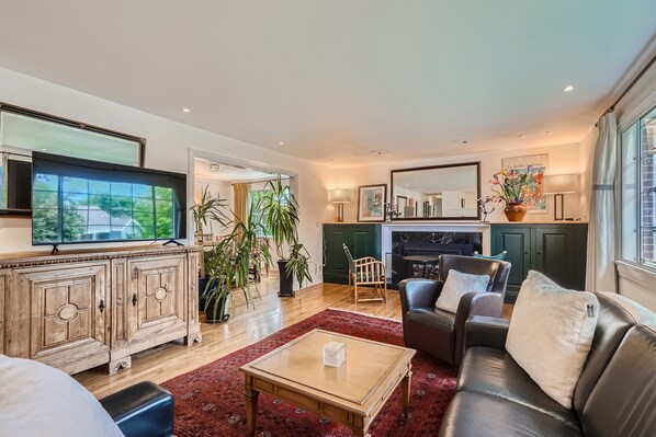 Living Room - Smart TV, Fireplace, and Beautifully Decorated