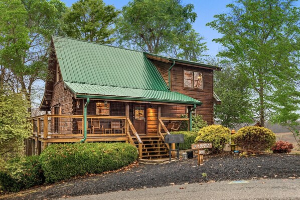 Spacious cabin in Alpine Mountain Village Resort, peaceful yet close to all attractions.