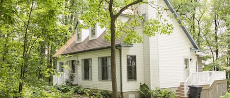 The view of the house when entering the driveway