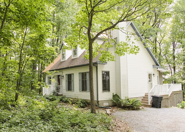 The view of the house when entering the driveway