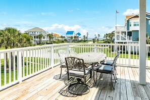 Dine al fresco with peek-a-boo Gulf views