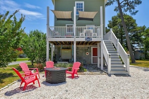 Welcome to charming EVENTIDE in the heart of Chincoteague Island.