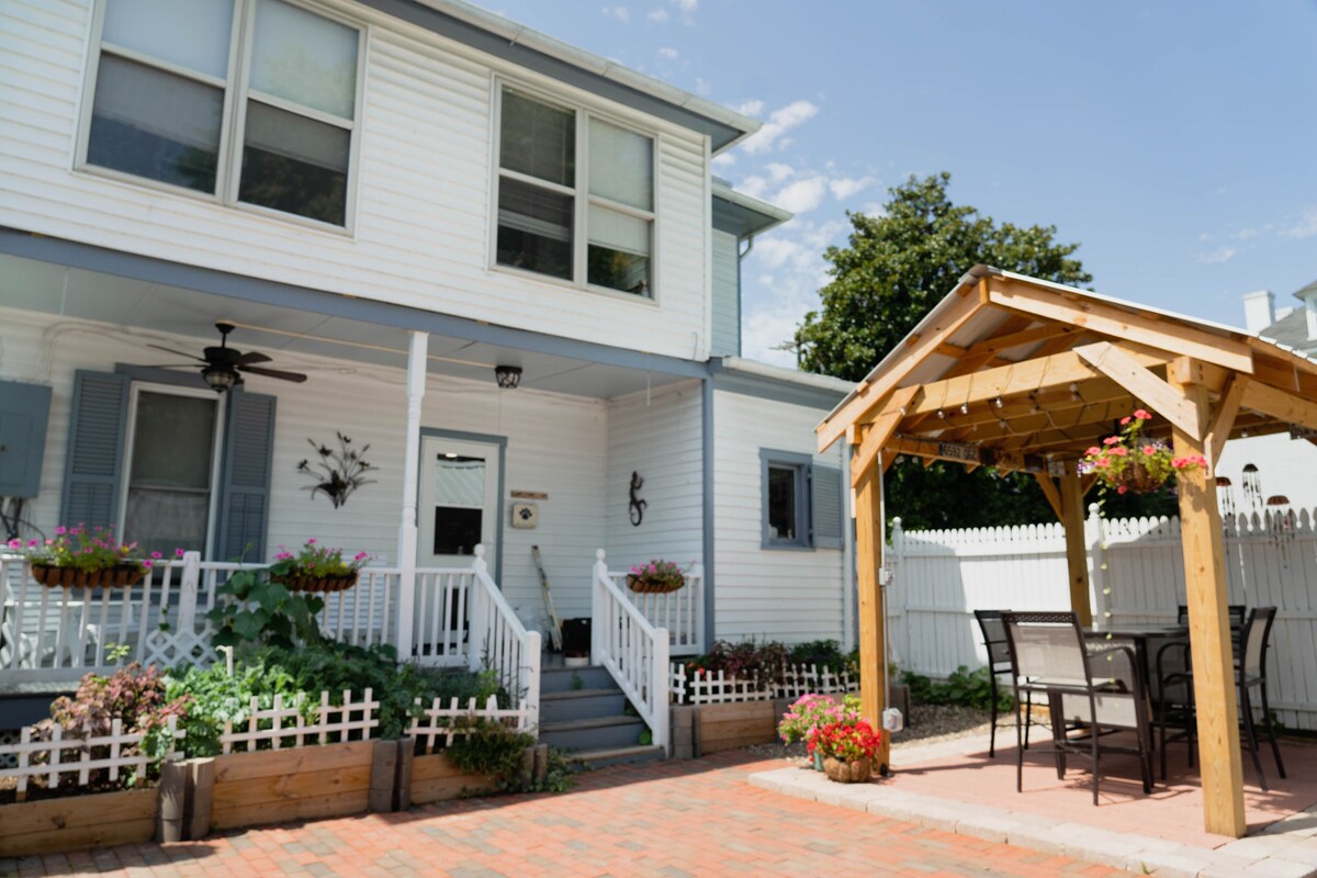 Dog-friendly small-town charm near mountains and wineries with 4 bedrooms