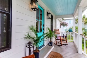 keyless front entrance and porch to enjoy front yard view