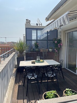 The terrace with a dining table suitable for 6 people