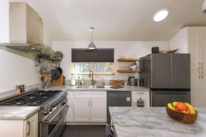 Full kitchen, gas stove, dishwasher, and refrigerator
