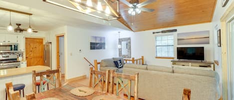 Gassville Vacation Rental | 3BR | 2BA | 1,600 Sq Ft | 2 Steps to Enter