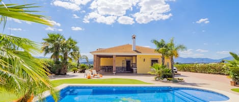 Intimate pool family accommodation | Cubo's Holiday Homes