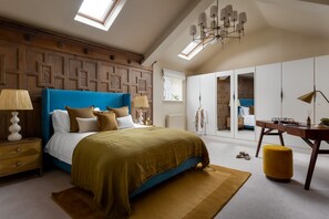 Gisleburtus House Master Bedroom - StayCotswold