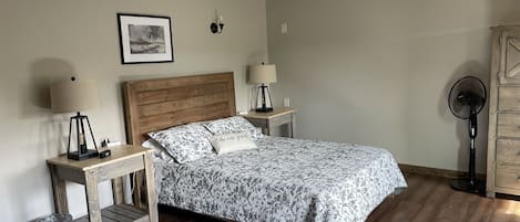 Queen size bed in Family Suit-Room 4