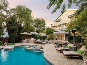 Large pool w/ Hot Tub