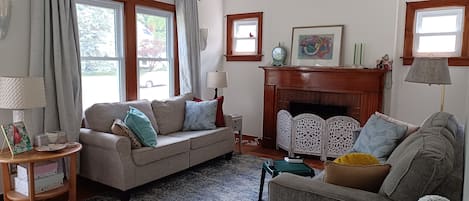 Living Room with plenty of seating and Ceiling Fan