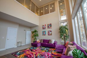 Immerse yourself in a living room that seamlessly blends comfort with breathtaking views. As you step into this awe-inspiring space, your eyes are immediately drawn to the panoramic scenery that unfolds before you.
