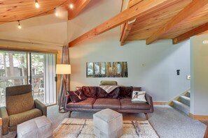 Living Room | Open Layout | Free WiFi | Smart TV