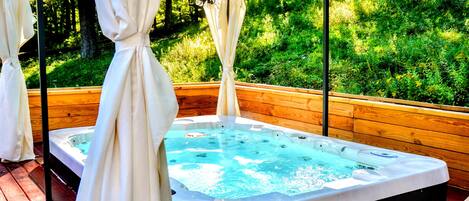 Outdoor spa tub