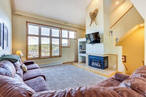 Living Room | 2nd Floor | Smart TV w/ Cable | Fireplace