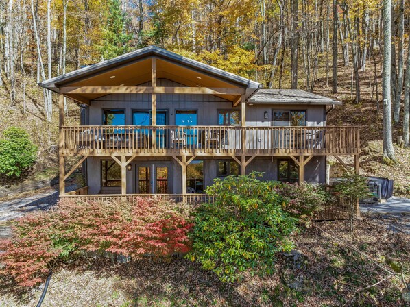 Perfectly set with exceptional long-range mountain views and a forest setting, this home offers the 