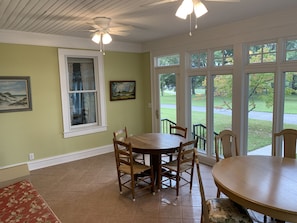 Another view of the sunroom.