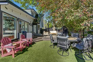 11.	Private backyard patio w/outdoor dining table, patio furniture