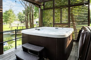 Outdoor spa tub