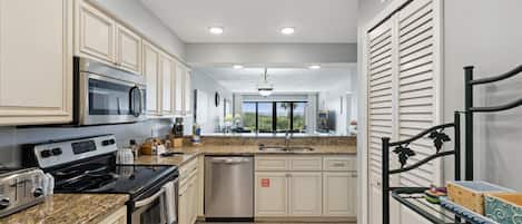 Remodeled and roomy kitchen!