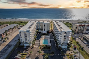 Sandcastles right on the beach! Heated pool, private beach access, tennis courts, and hot tub!