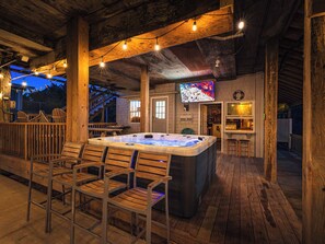 Hot Tub looking at TV and TIKI Bar.
