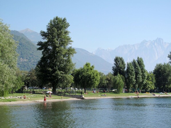 Wasser, Himmel, Berg, Wasservorräte, Pflanze, Baum, Natürliche Landschaft, See, Hochland, Wasserlauf