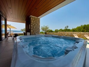 Outdoor spa tub