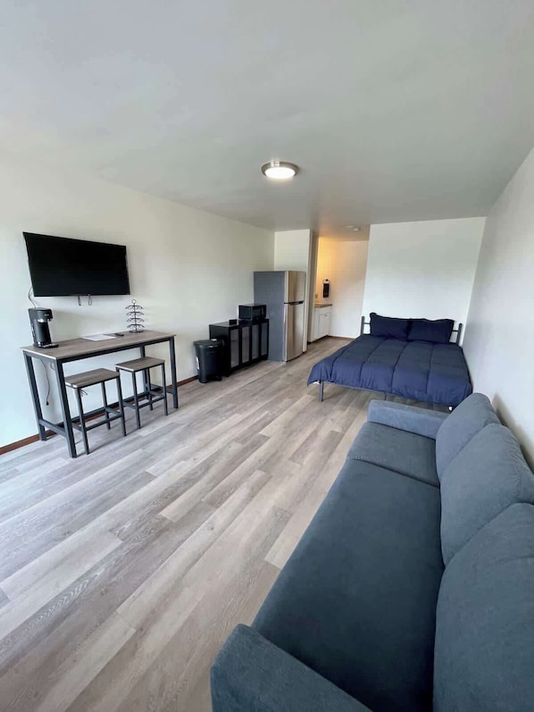 Studio Unit 11 - Queen Bed