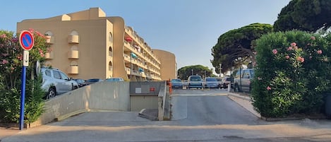 Pflanze, Himmel, Gebäude, Strassenbelag, Asphalt, Baum, Strassenlicht, Urban Design, Nachbarschaft, Auto