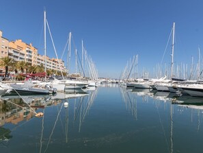 Wasser, Himmel, Boot, Watercraft, Gebäude, Azurblau, Mast, See, Gewässer, Segelboot