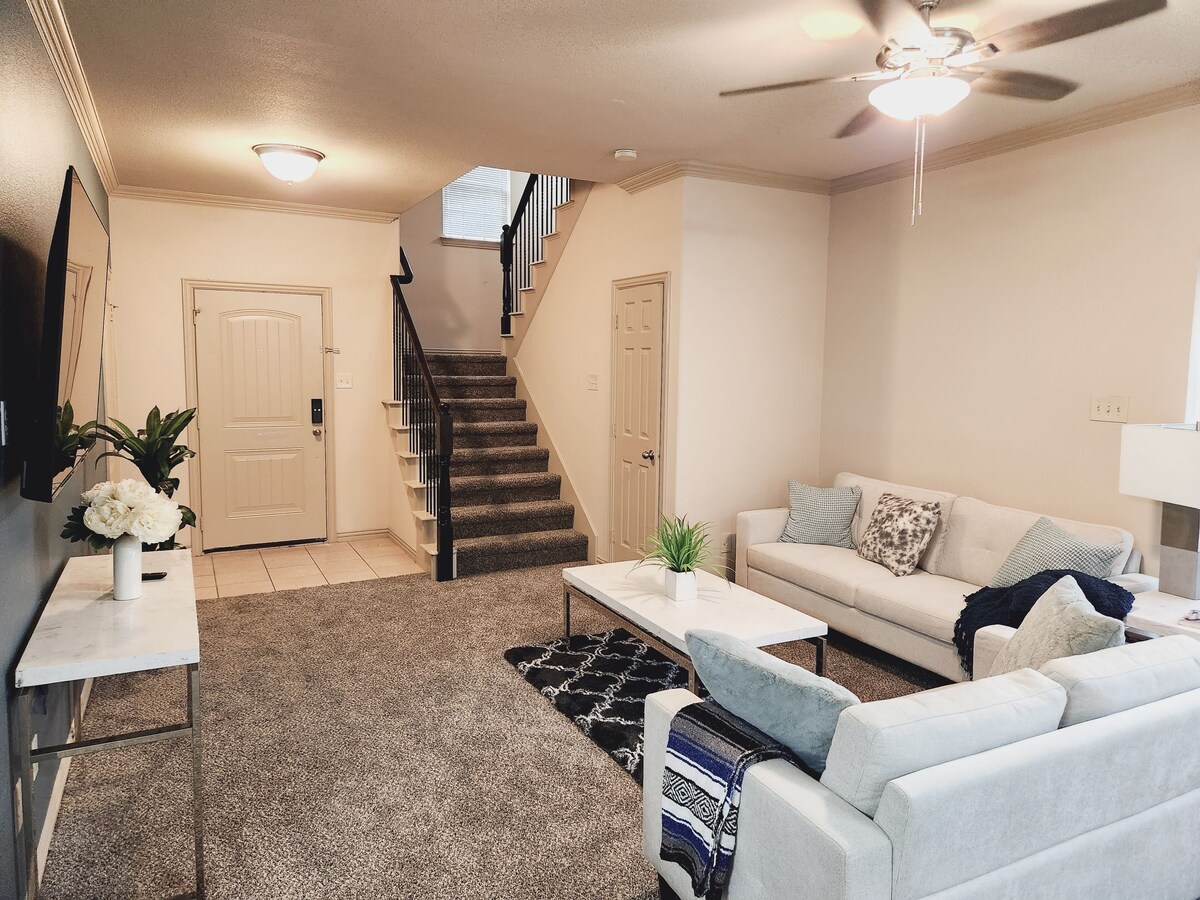 Townhome near Six Flags, Globe life & Arlington AT&TStadium.
