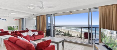 In/out living area overlooking the Pacific Ocean Blue