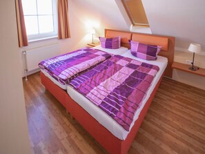 Schlafzimmer mit Doppelbett