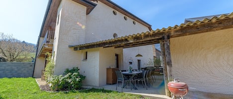 maison rustique du 14° siècle, secteur calme - haute-savoie 