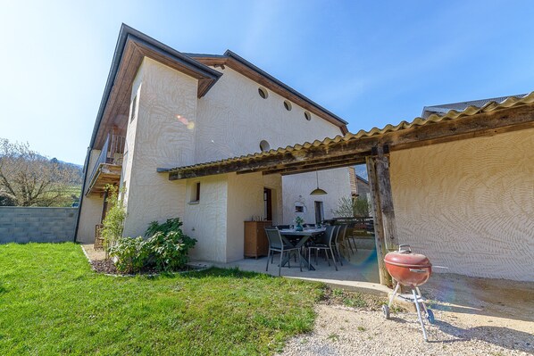 maison rustique du 14° siècle, secteur calme - haute-savoie 