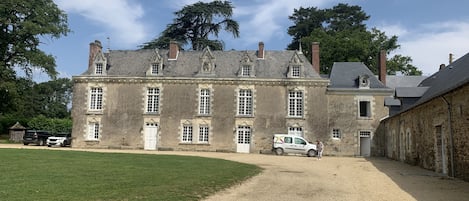 chateau dans un parc de 2 hectares - grandes pelouses - plan d'eau sécurisé