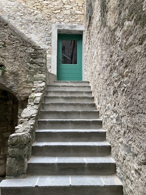 The steps leading up to Marquises