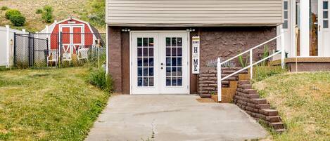 Aliquippa Vacation Rental | Studio | 1BA | Step-Free Access | 800 Sq Ft