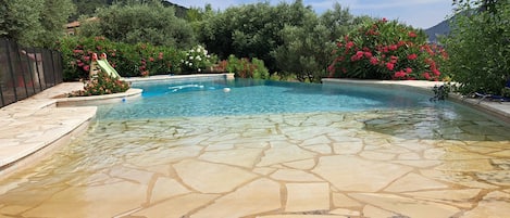 piscine à débordement et plage 