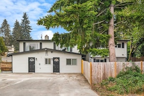It's a 1 bedroom unit in a safe neighborhood